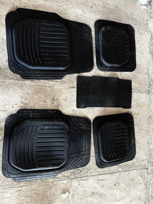 Полик для авто универсальный почти новый