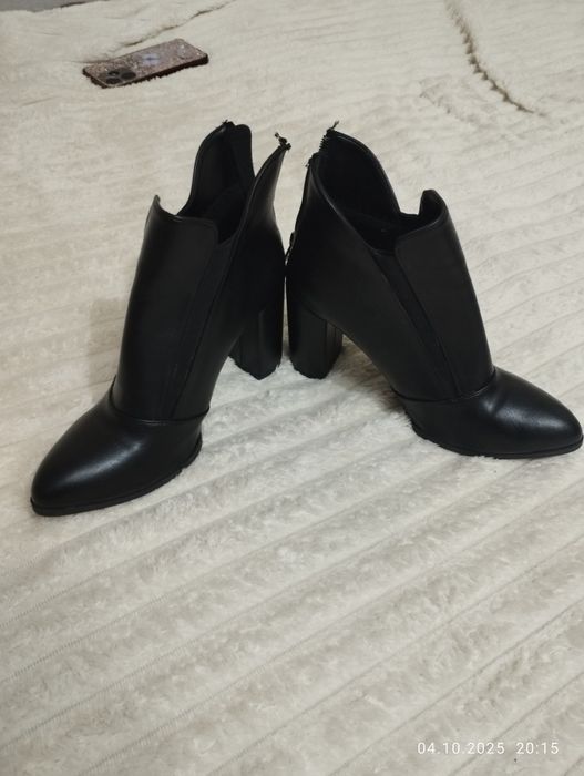 Сапожки с каблуками 40 размер новые 1 раз надевала