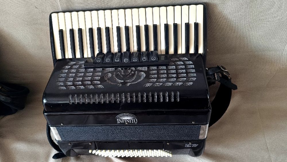 Acordeon italian Infinito 96 basi