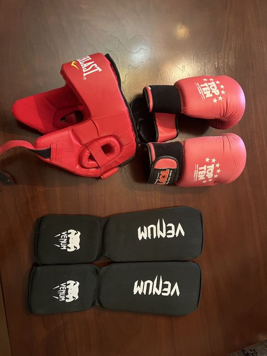 Шлем перчатки и накладки на ноги