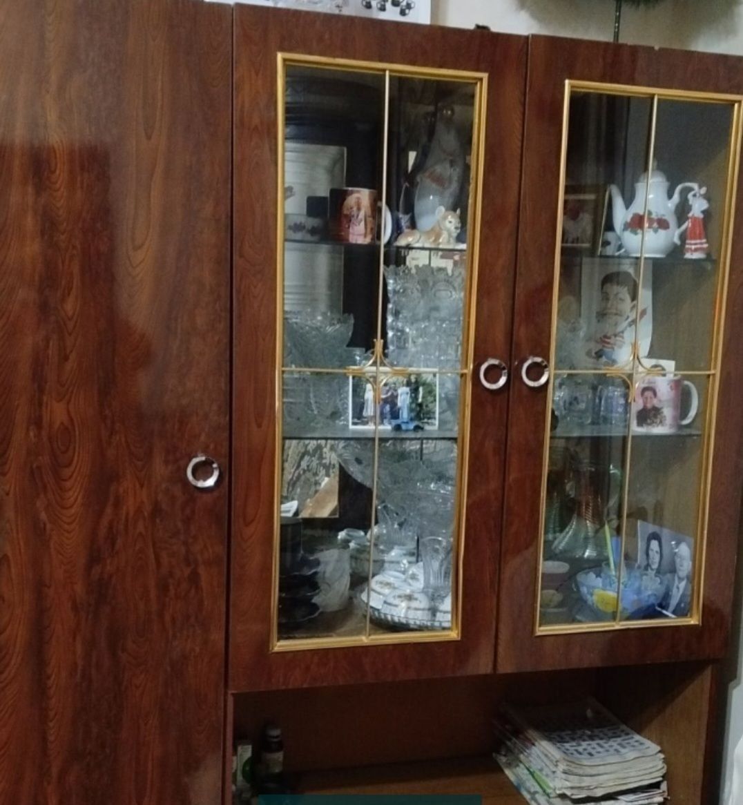 Срочно недорого продаётся мебель шифонер сержант и шкаф для прихожей.