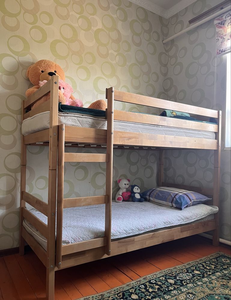 Продаю двухьярусную кровать из дерева.В хорошем состоянии.