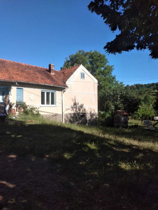 Casă 4 camere-teren 22000 mp-com. Armeniș( 26 Km de Caransebeș)