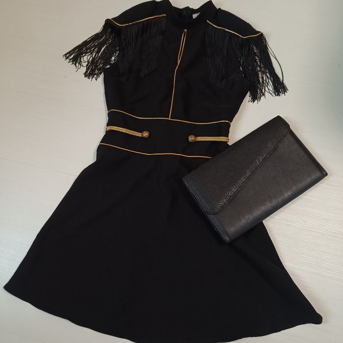 Черна, къса ,официална рокля ! С ефектни ресни на рамото .