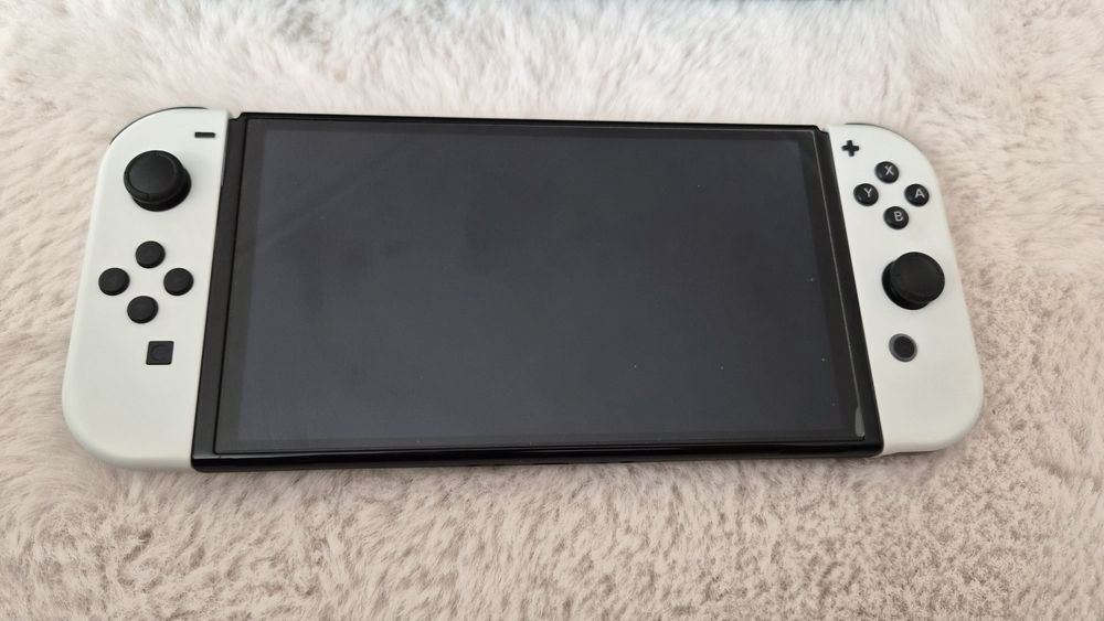 Конзола Nintendo Switch – OLED, Черно-бял с консумативи и Гаранция!