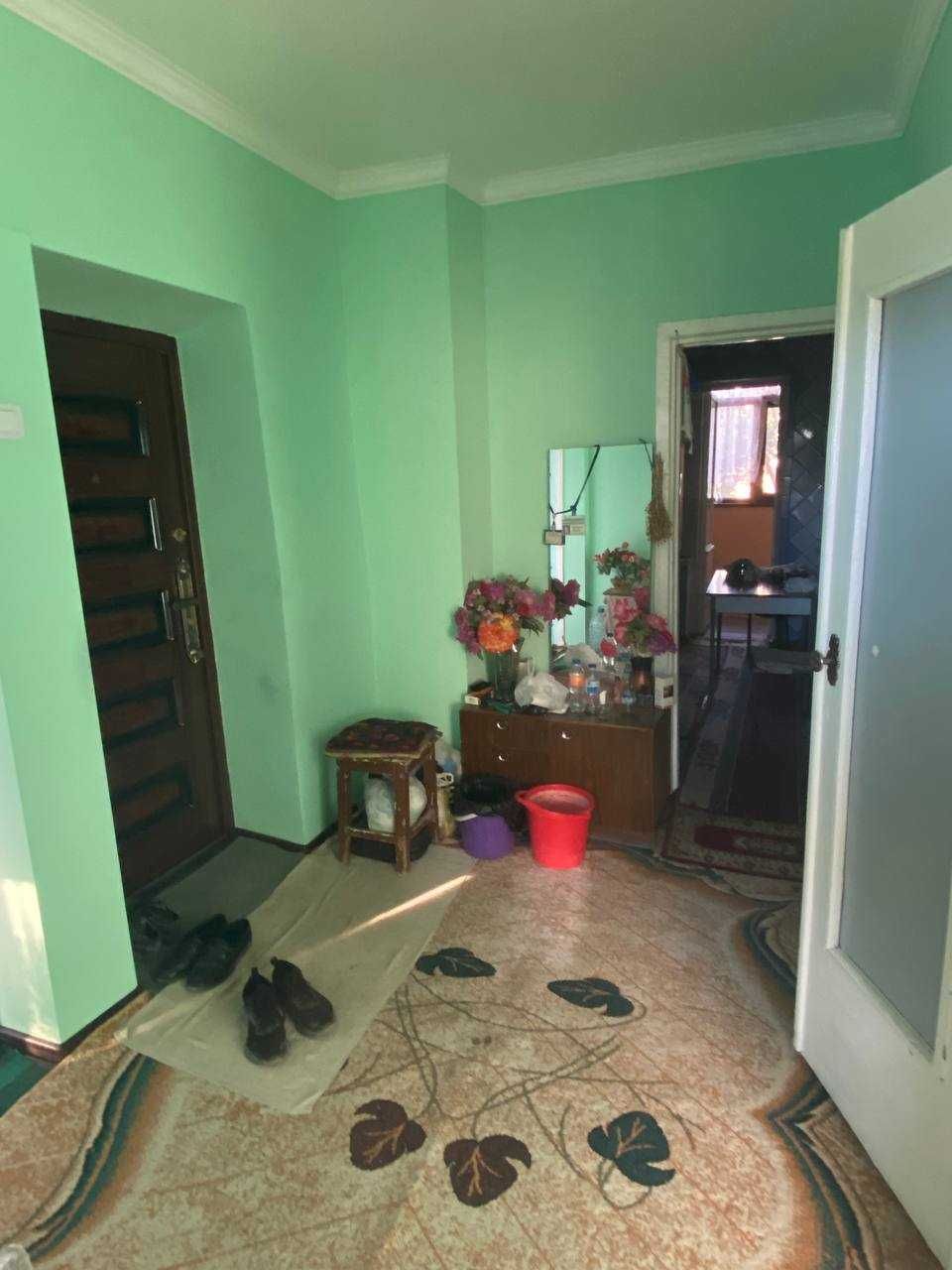 Jizzax shahri markazida 77-seriyali 3 xonali gishtli uy sotiladi.