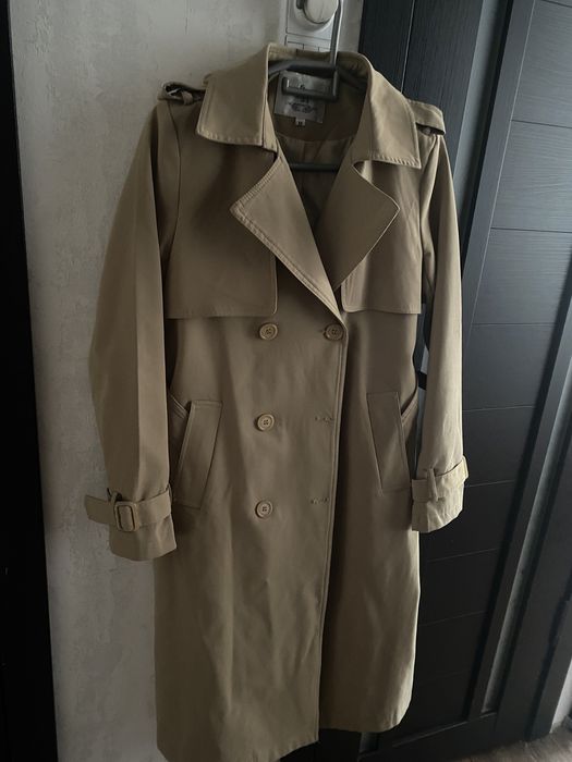 Продам тренч. Цена: 10 000 тг. Размер: М. В отличном состоянии.