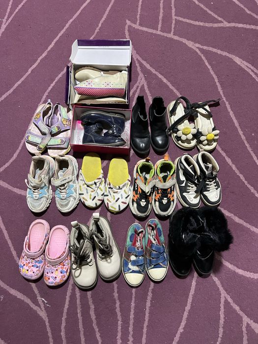 Куча детской обуви для девочки