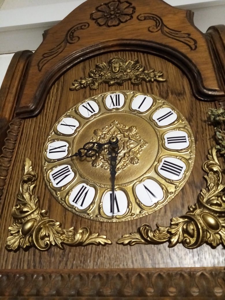 Часовник стенен с дърворезба и топузи-тежести