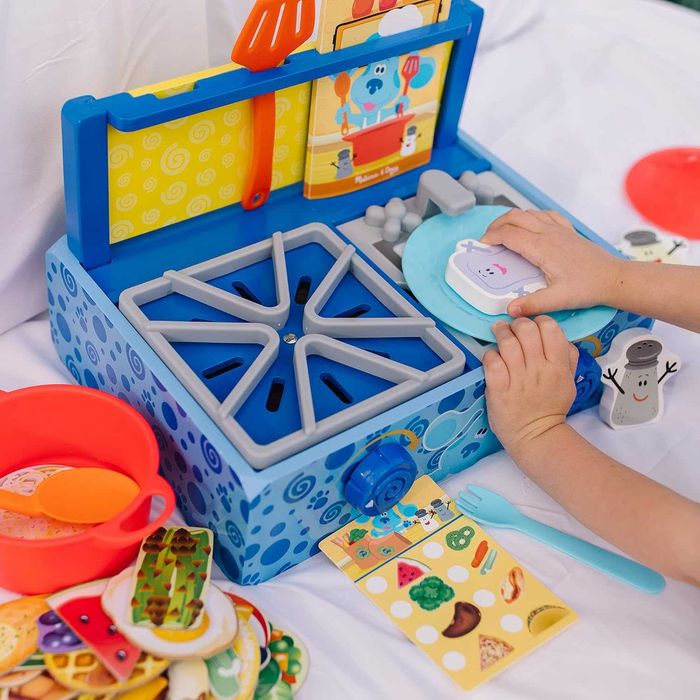 Детска дървена кухня Melissa & Doug Загадките на Блу с много аксесори