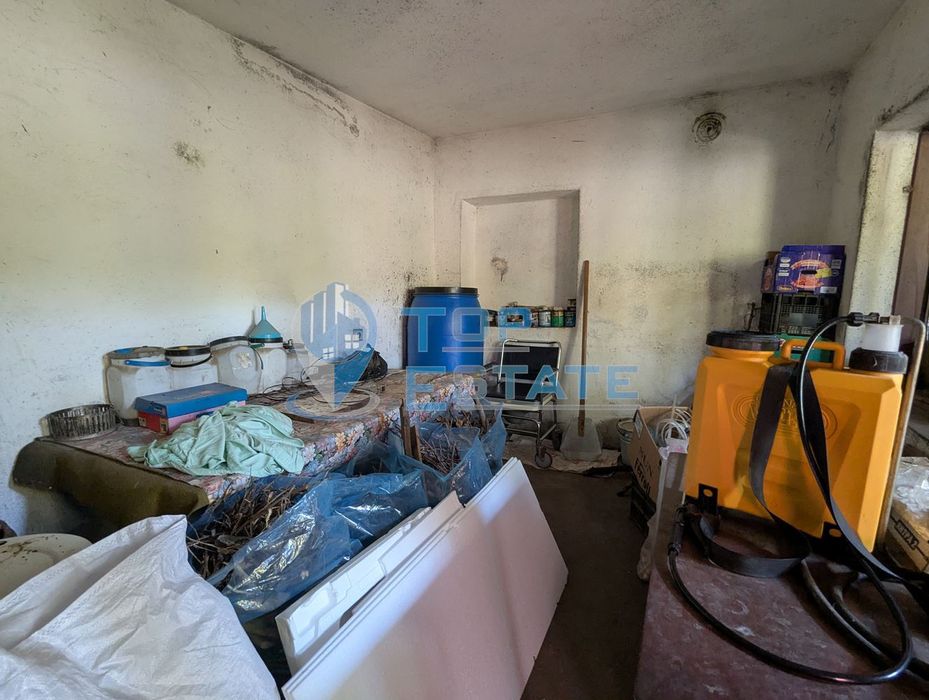 Двуетажна тухлена къща на главната улица в село Поликраище, област Ве