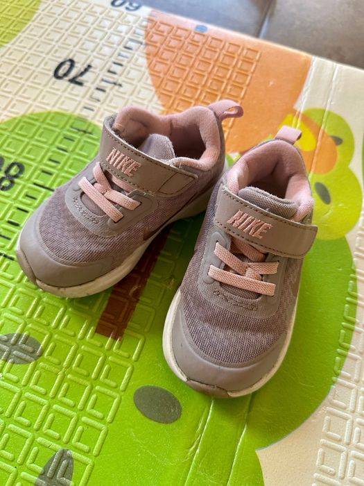 Детски розови маратонки Nike номер 22