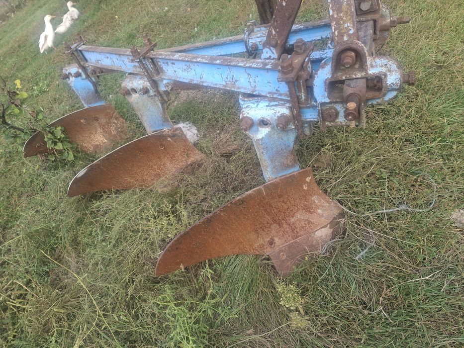Vând plug ,cu trei cormane românesc