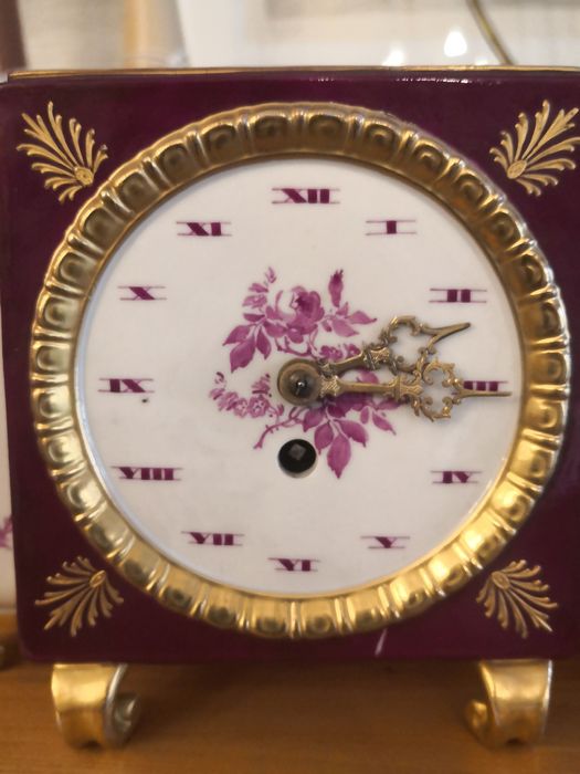 Каминен порцеланов часовник