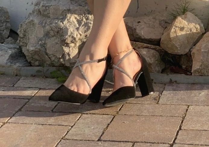 Vând acești minunați pantofi cu toc CAROLIE