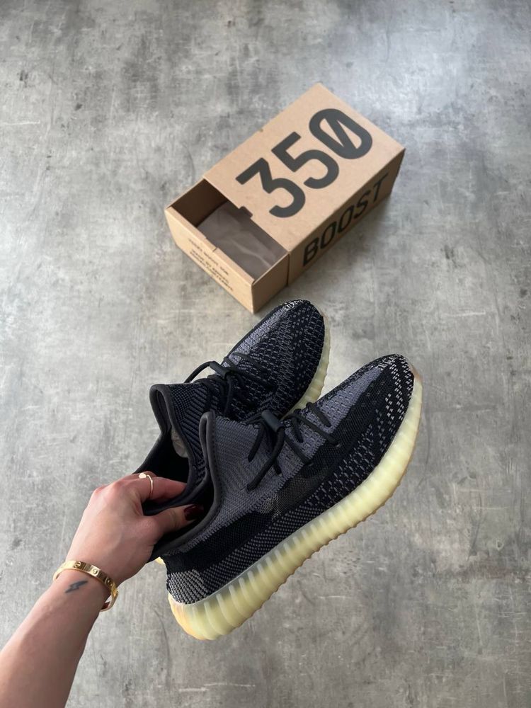 Отново Yeezy Boost 350 V2 CARBON