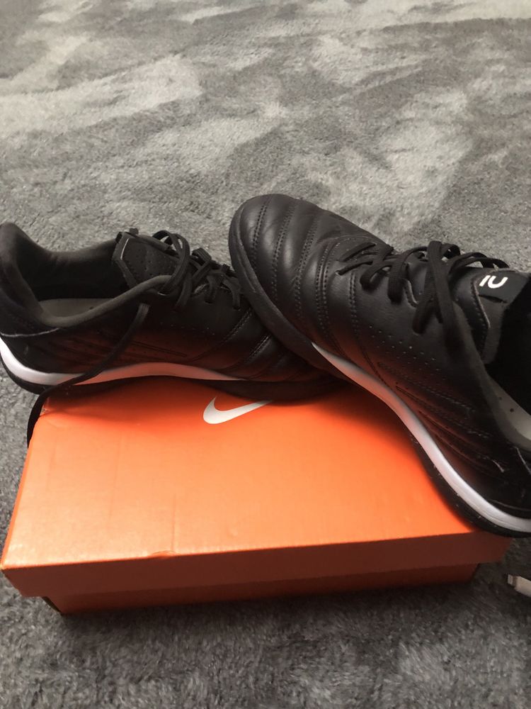 Ghete de fotbal din piele VIRTALO II TF negre