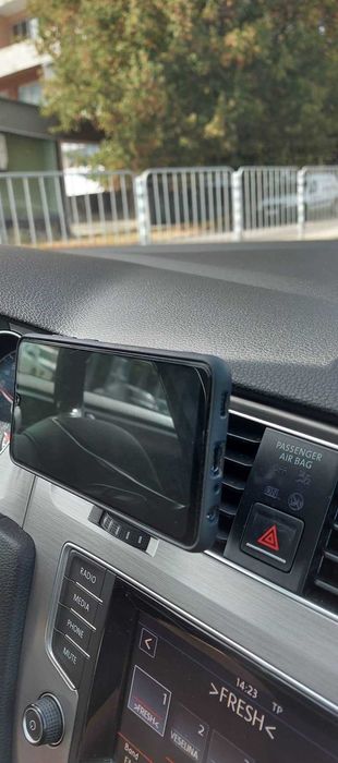 Подвижна магнитна поставка за телефон