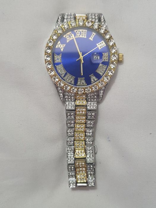 Ceas cu pietre Zarconiu.