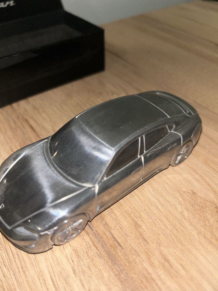 Колекционна рядка кола-Porsche taycan!