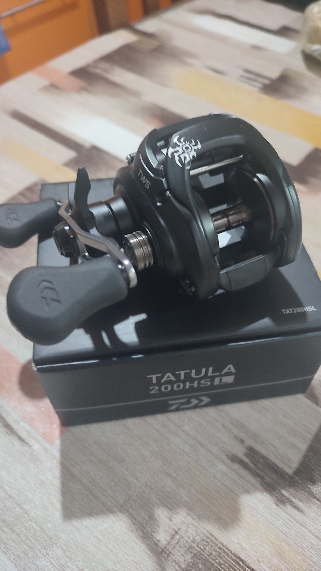 Продавам комплект DAIWA TATULA 200HSL/7,3:1/ и въдица DRAGON JERK 80