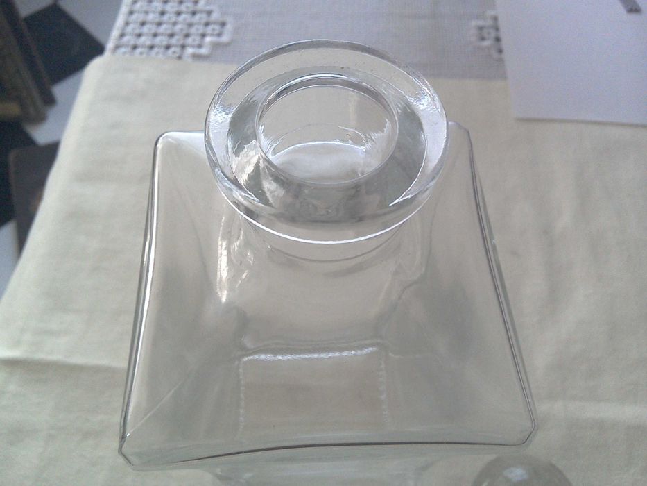 Sticlă decantor cristal gros - 700 ml, formă artdeco, 24 cm cu dop