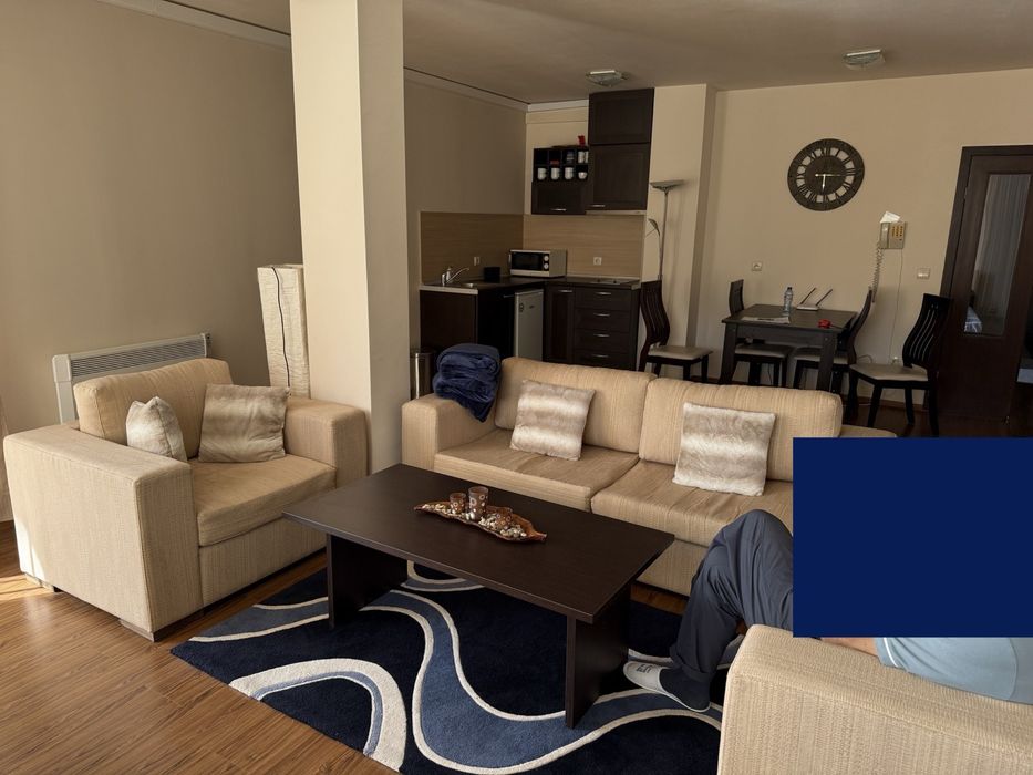 Масивен разтегателен диван + комплект възглавнички