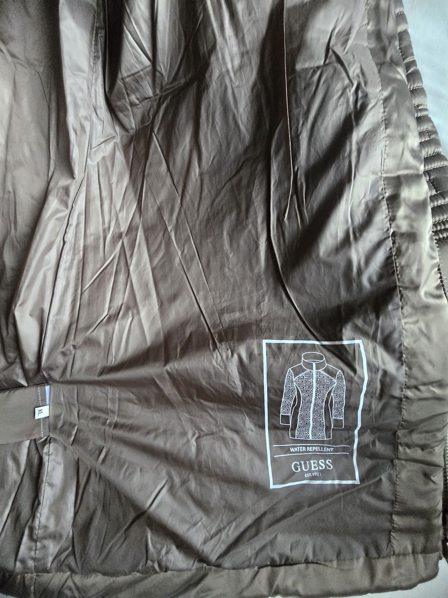 Преходно яке GUESS