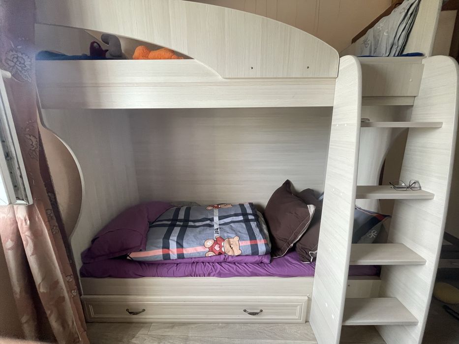 Двухетажный кровать