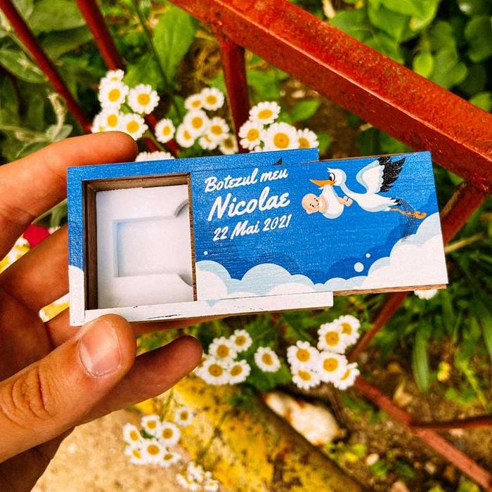 Cutie din lemn cu capac glisant pentru stick usb