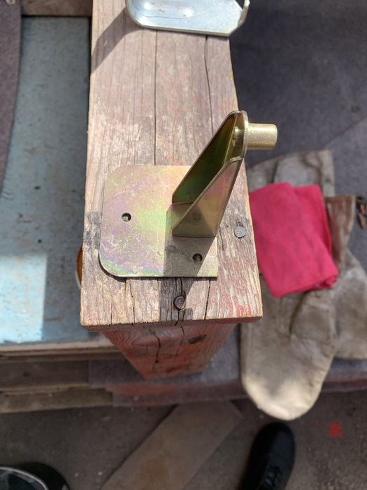 Стойки за пожарогасители за стенен монтаж