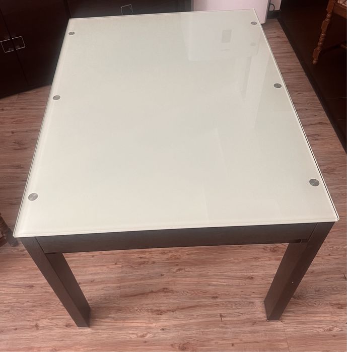 Обеденный стол со стульями