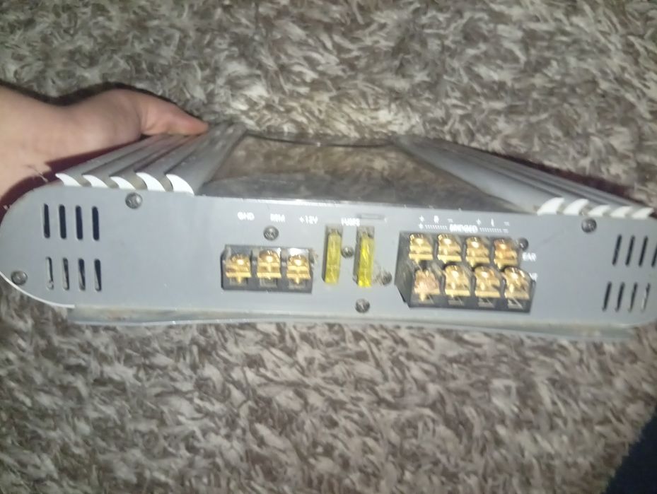 Vând amplificator JBL