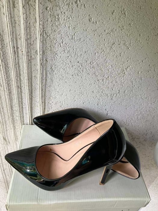 Елегантни класически черни обувки на висок ток, размер 37