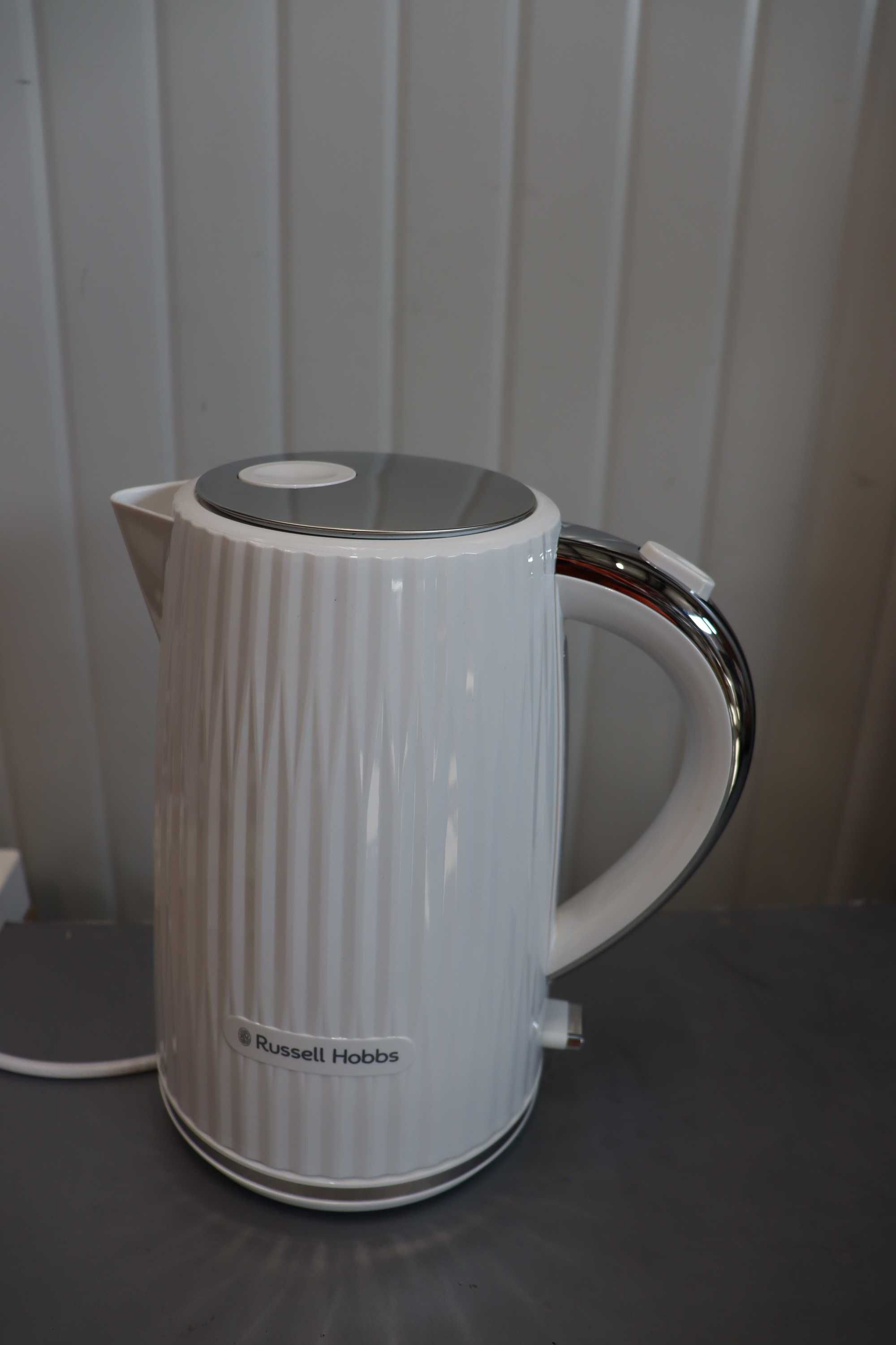 Електрическа кана Russell Hobbs Гореща вода, чай или кафе, 1.7л, 3000W