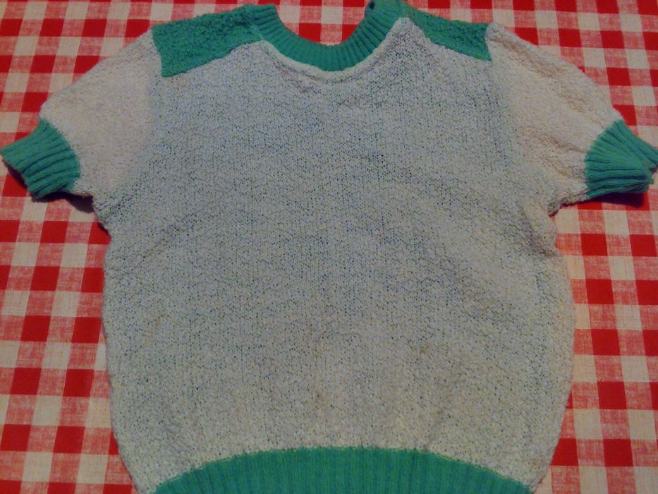 продавам стари детски дрехи всяла по 3 лв.