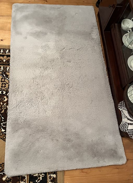 Vând covor pufos culoarea gri