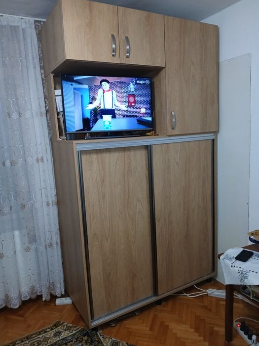 Vând dulap cu uși culisante