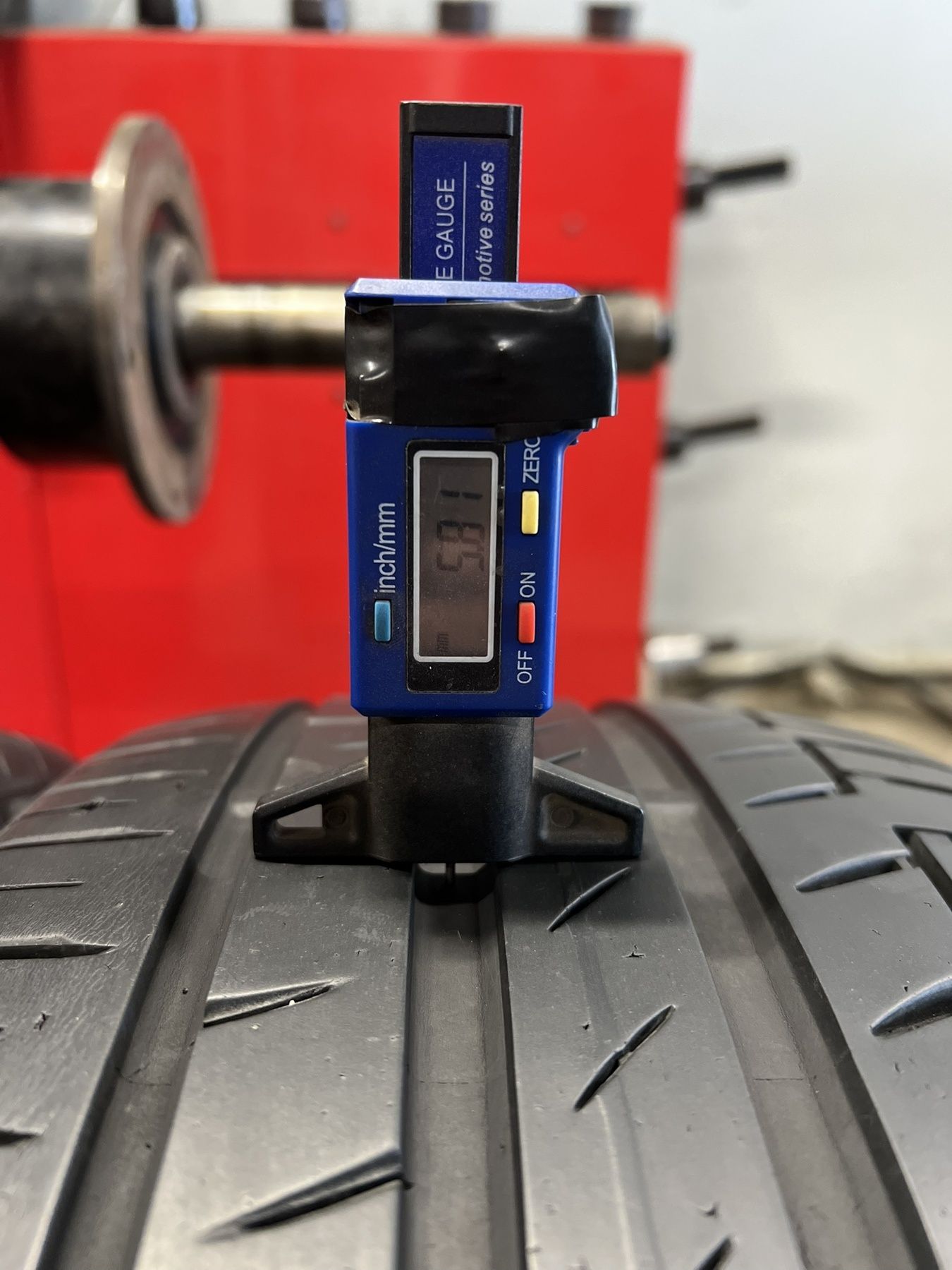 Летни гуми 235/45 R18 2бр. Continental и 2бр. Firestone