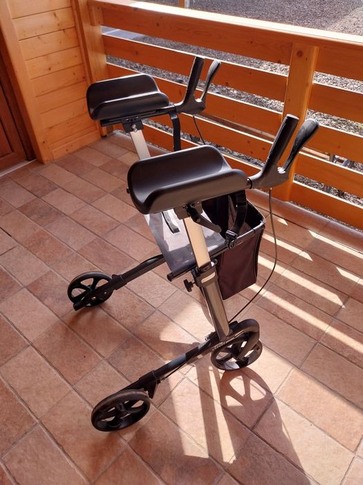 Cadru cu roți pentru persoane cu dizabilități