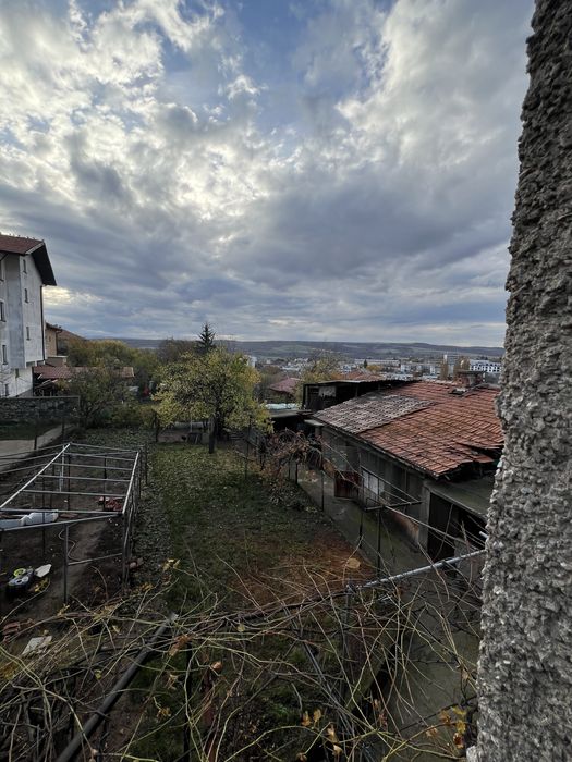 Етаж от къща с гараж, мазе и двор в централна част на гр.Радомир.