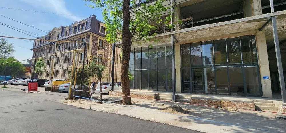 Аренда, есть своя площадка для летнего кафе Росс. Посольство