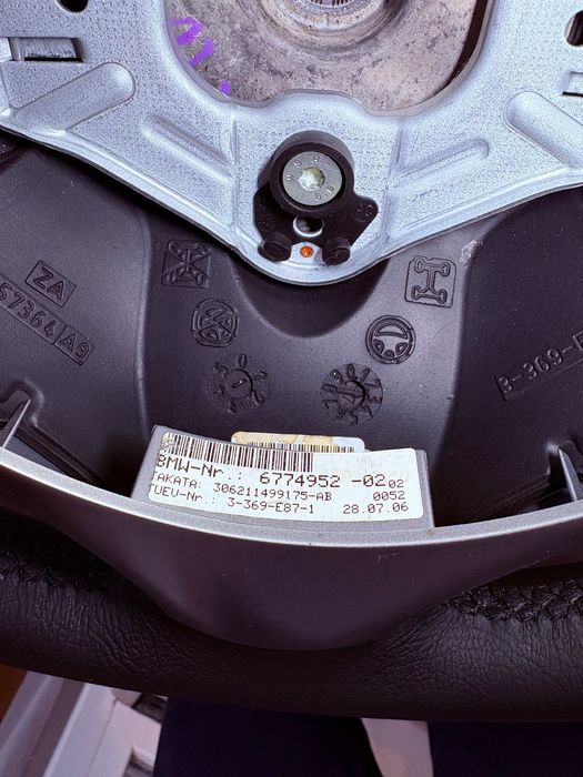 Продавам нов спортен волан за BMW E90/E87.