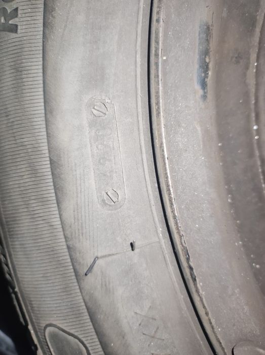 Vand patru anvelope de iarna cu jante 185/65 R 15