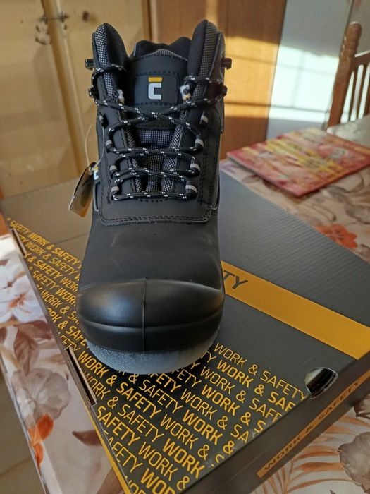 Работни обувки с метално бомбе и пластина размер 42