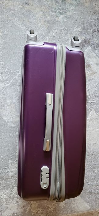 Продам большой вместительный  чемодан на колесах недорого