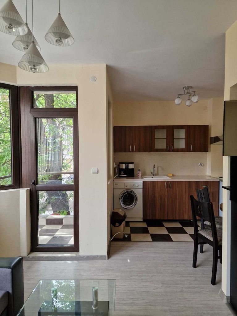 Дава се под наем Двустаен апартамент в Пловдив, Център - 50 кв.м за 325 € - Снимка #1