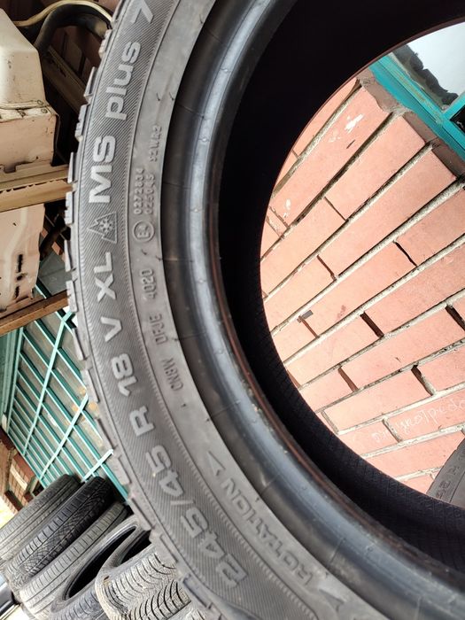 Продавам 2бр. Зимни гуми 245/45/18 Uniroyal