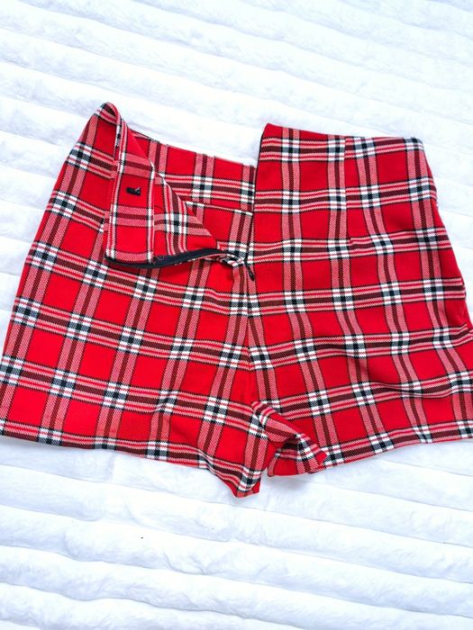 Pantaloni scurți eleganți mărimea M