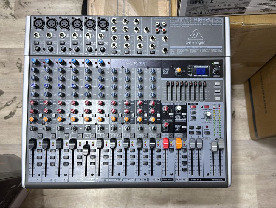 Микшерный пульт BEHRINGER XENYX 1832FX